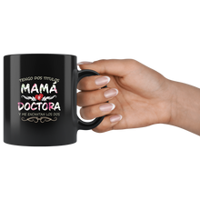 Load image into Gallery viewer, Tengo Dos Títulos Mama y Doctora Taza de Cafe Para dia de las Madres Black Coffee Mug 11oz