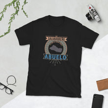Load image into Gallery viewer, Camiseta del Dia del Padre Soy Salvadoreño y por si fuera poco Abuelo Regalo para Papas T-Shirt